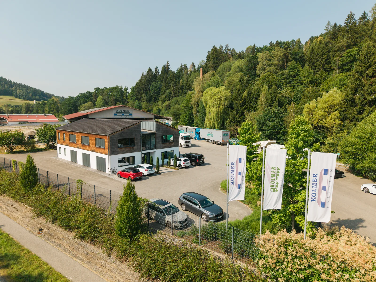 Luftaufnahme des Firmengeländes von Kolmer Paletten im Bayerischen Wald