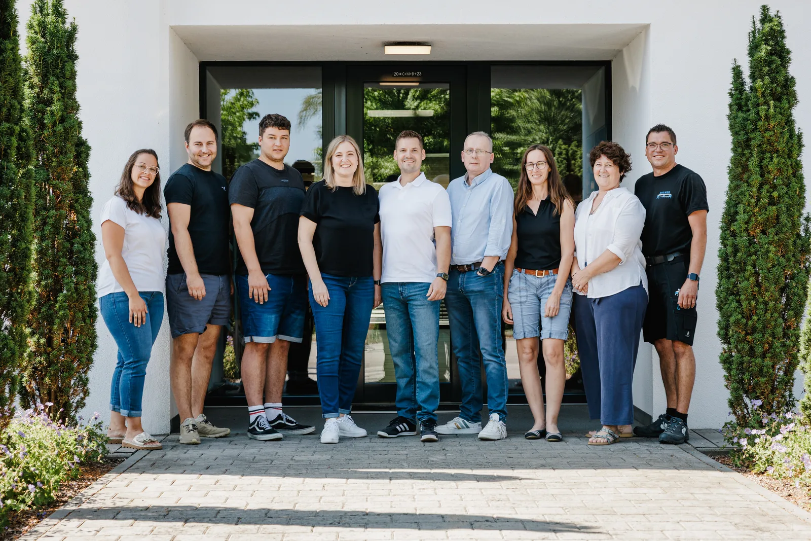Das Team von Kolmer Paletten vor dem Firmengebäude