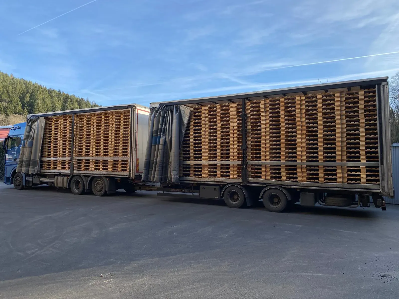 Kolmer-Lkw für die Abholung angekaufter Paletten